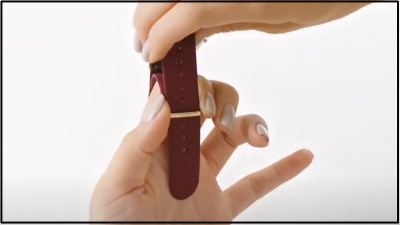 K&eacute;o d&acirc;y đeo ra khỏi v&ograve;ng kim loại