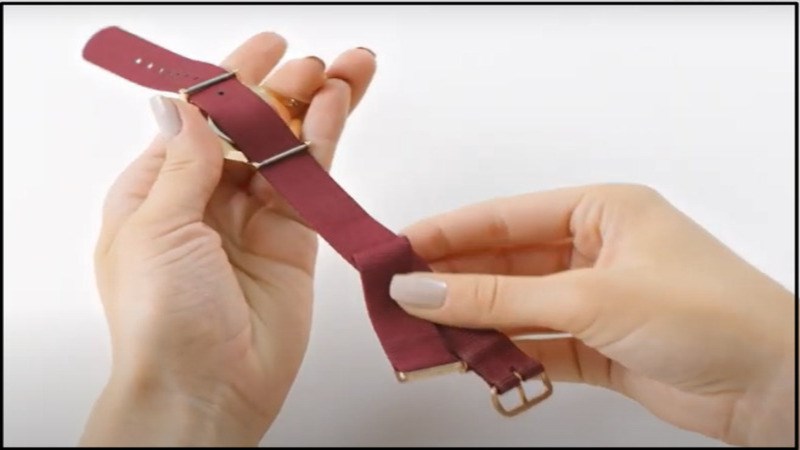 K&eacute;o phần d&acirc;y ra khỏi đồng hồ