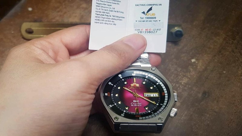 C&agrave;o nhẹ lớp phủ bạc để lấy m&atilde; x&aacute;c thực