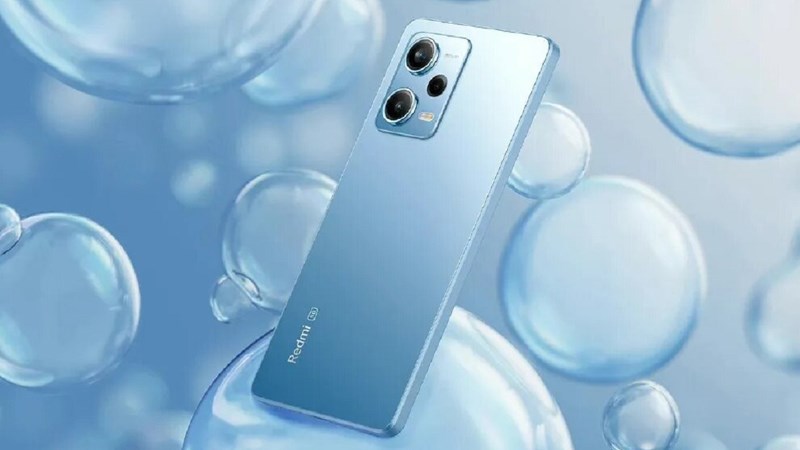 Ở mặt lưng của smartphone bao gồm hệ thống ba camera