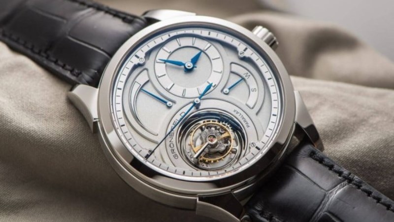 Được trang bị thêm nhiều tính năng khác như: lịch, chronograph,... Được trang bị thêm nhiều tính năng khác như: lịch, chronograph,...