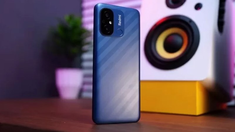 Điện thoại c&oacute; ngoại h&igrave;nh kh&aacute; gọn g&agrave;ng v&agrave; dễ d&agrave;ng cầm nắm