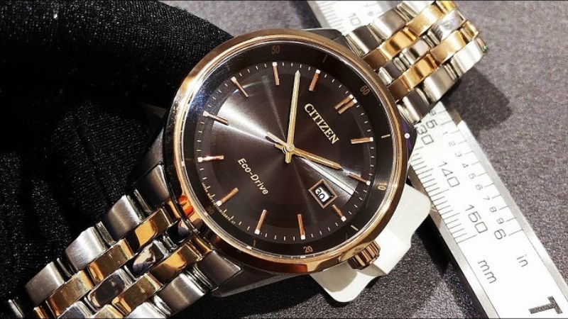Citizen Eco-drive E111 có hai dạng là đồng hồ dây da và đồng hồ dây kim loại Citizen Eco-drive E111 có hai dạng là đồng hồ dây da và đồng hồ dây kim loại