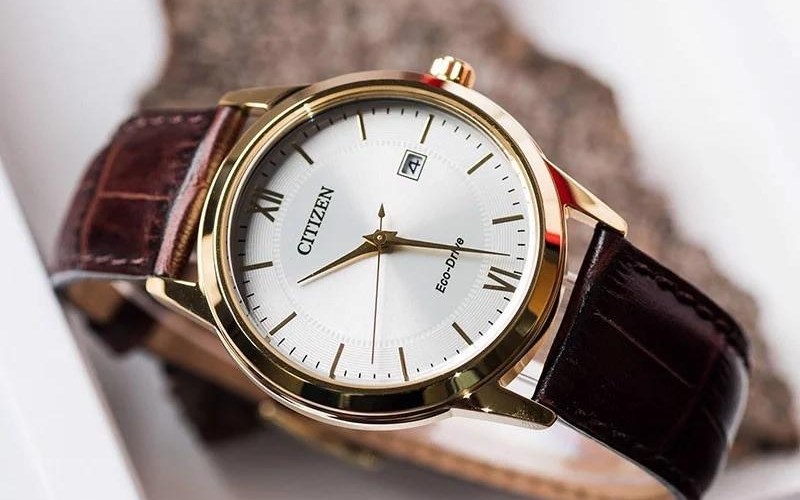 Cần đem đồng hồ ra phơi sáng khoảng 2 tiếng trước khi đem cất Cần đem đồng hồ ra phơi sáng khoảng 2 tiếng trước khi đem cất