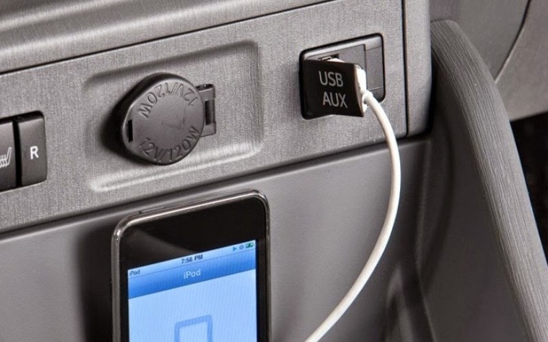 Thực hiện kết nối điện thoại với m&agrave;n h&igrave;nh &ocirc; t&ocirc; bằng c&aacute;p USB đơn giản