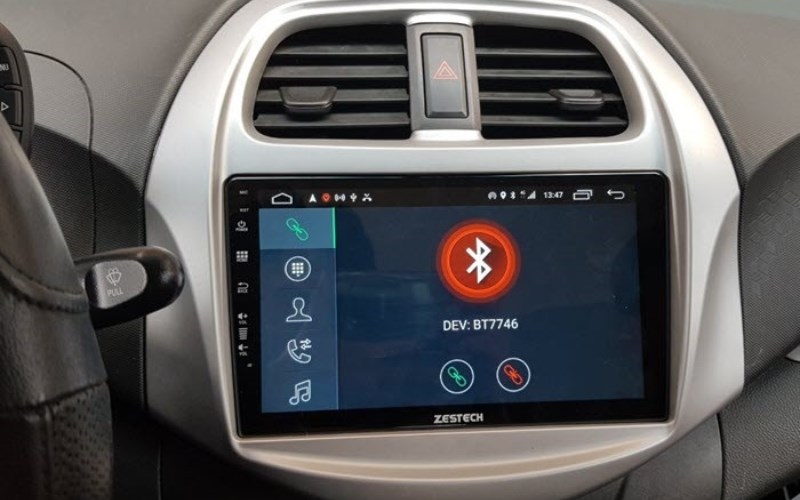 Kết nối điện thoại với m&agrave;n h&igrave;nh &ocirc; t&ocirc; bằng Bluetooth kh&aacute; phổ biến hiện nay