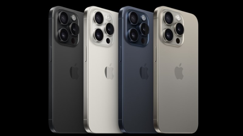 2 chiếc m&aacute;y iPhone 15 Pro v&agrave; iPhone 15 Pro Max được trang bị khung viền titanium