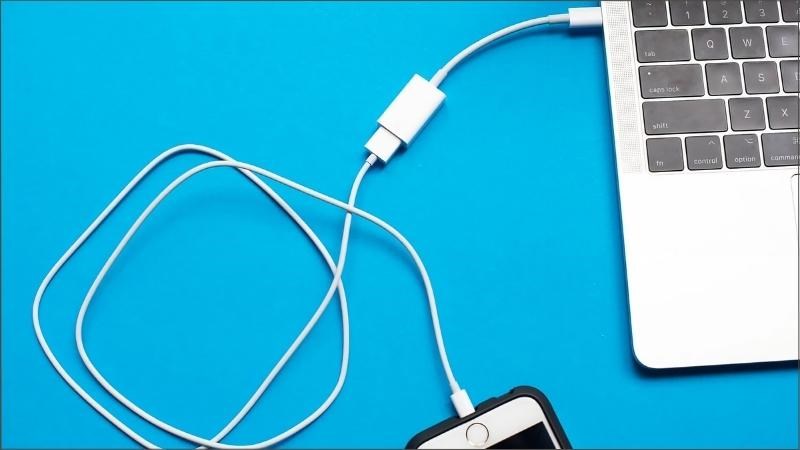 Sử dụng cáp Lightning để kết nối iPhone với máy tính đã bật iTunes