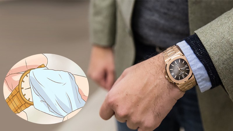 Sử dụng bông ẩm để lau đồng hồ Sử dụng bông ẩm để lau đồng hồ
