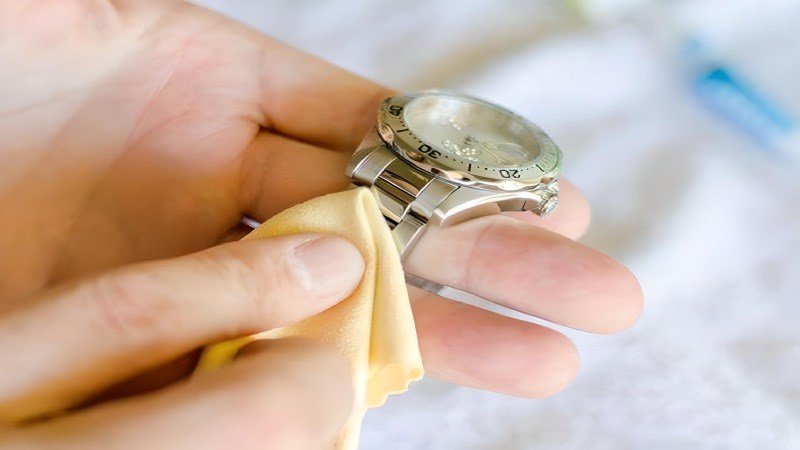 Lau sạch bụi bẩn xung quanh đồng hồ Lau sạch bụi bẩn xung quanh đồng hồ