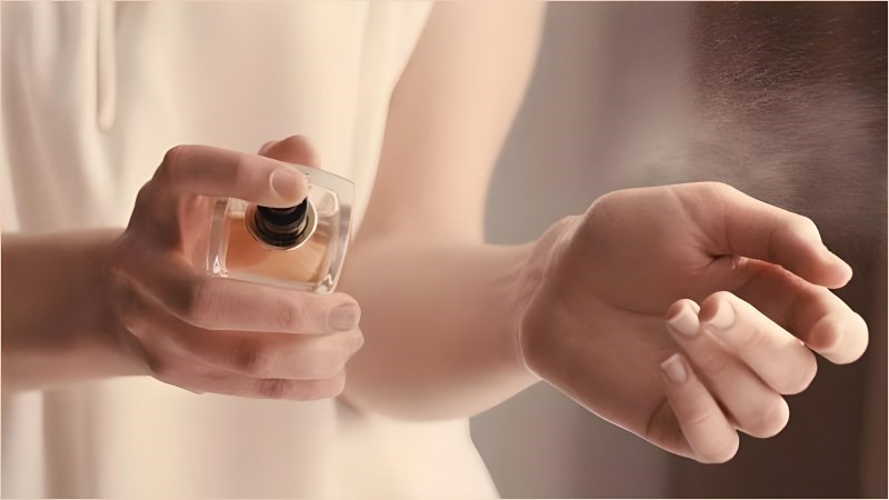 Tránh để đồng hồ tiếp xúc với nước, mỹ phẩm và chất tẩy Tránh để đồng hồ tiếp xúc với mỹ phẩm và chất tẩy