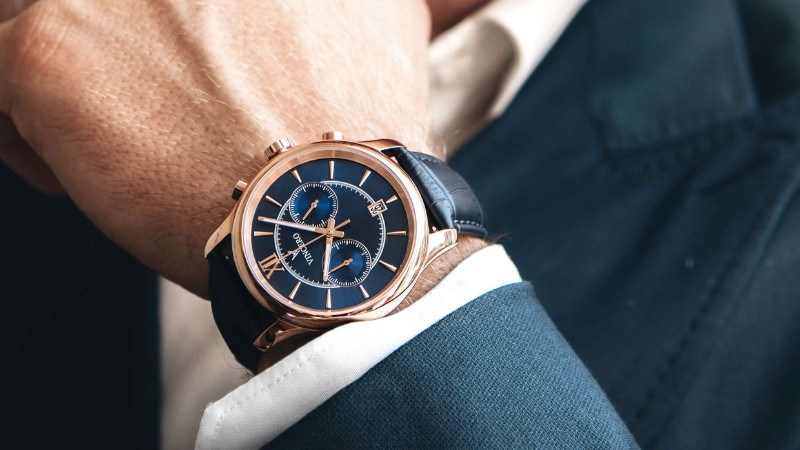 Đồng hồ mạ v&agrave;ng tr&ecirc;n c&aacute;c bộ phận c&oacute; vật liệu bằng kim loại