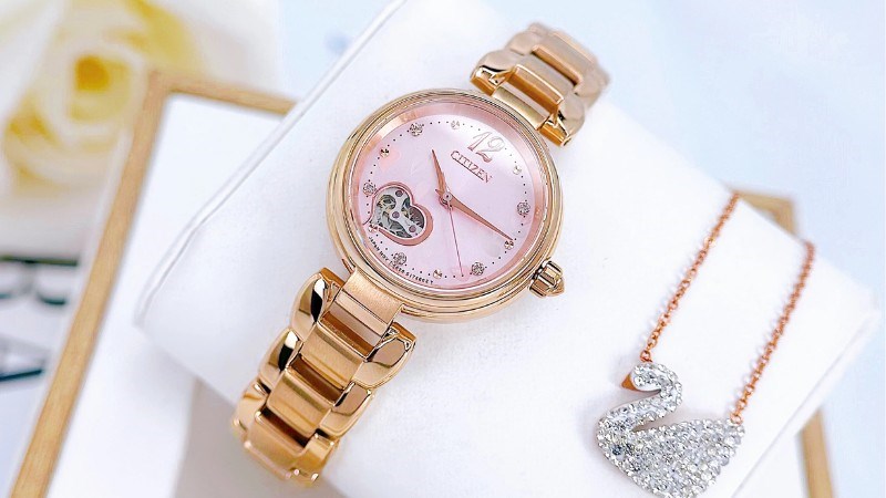 Cất giữ đồng hồ mạ v&agrave;ng trong chiếc hộp chuy&ecirc;n biệt với khăn mềm