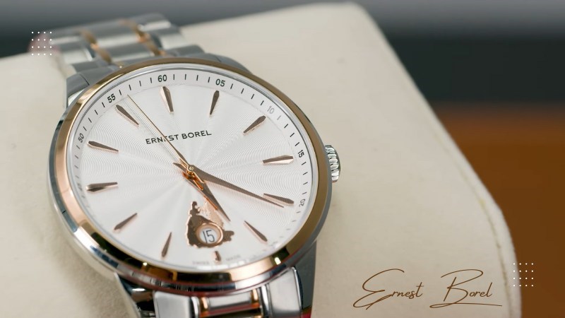 N&eacute;t ph&aacute; c&aacute;ch cho mặt đồng hồ với &ocirc; lịch ng&agrave;y được chạm khắc theo logo của h&atilde;ng