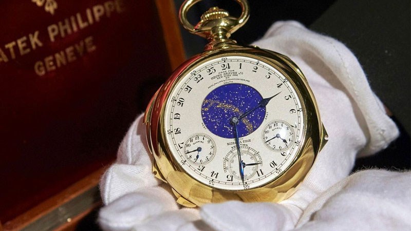 Đồng hồ Patek Philippe sẽ được ho&agrave;n thiện dưới b&agrave;n tay của hơn 1000 người thợ l&agrave;nh nghề