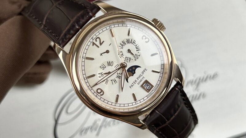 Thương hiệu đ&atilde; t&iacute;ch hợp nhiều chất liệu cao cấp v&agrave;o trong chiếc đồng hồ