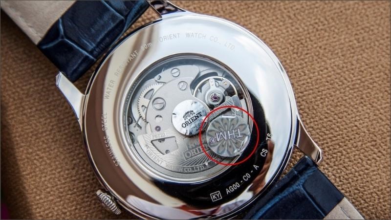 Tem chống hàng giả Orient có hình tròn Tem chống hàng giả Orient có hình tròn, dán ở nắp đáy do công ty Tân Hải Minh phân phối