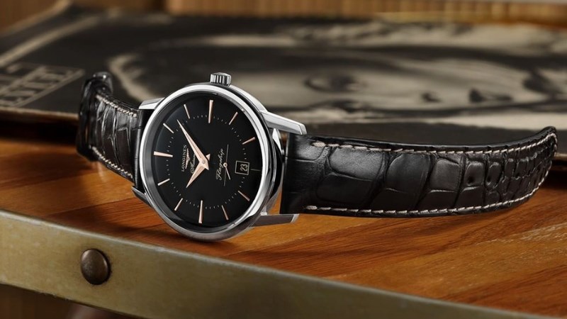 Phom mỏng sẽ giúp Dress Watch nằm gọn gàng ở phần cổ áo Phom mỏng sẽ giúp Dress Watch nằm gọn gàng ở phần cổ áo