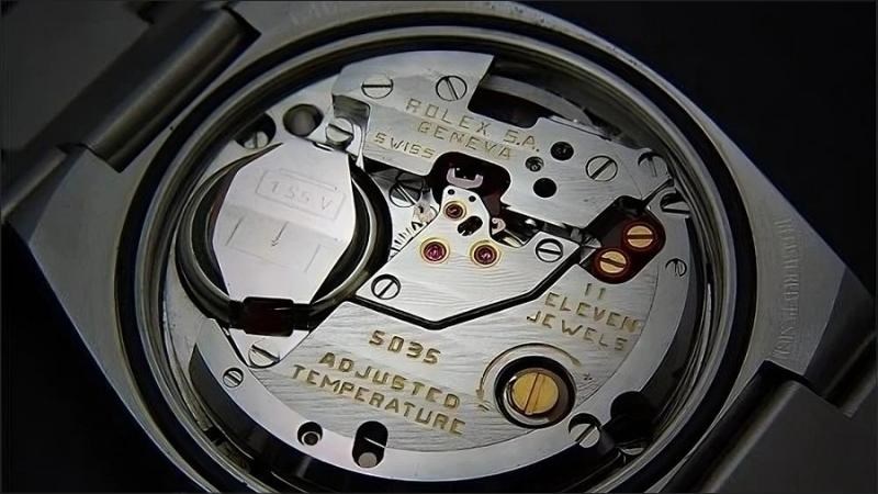 Bộ máy Quartz thường có vẻ ngoài khá mỏng nhẹ, tạo cảm giác thanh thoát Bộ máy Quartz thường có vẻ ngoài khá mỏng nhẹ, tạo cảm giác thanh thoát