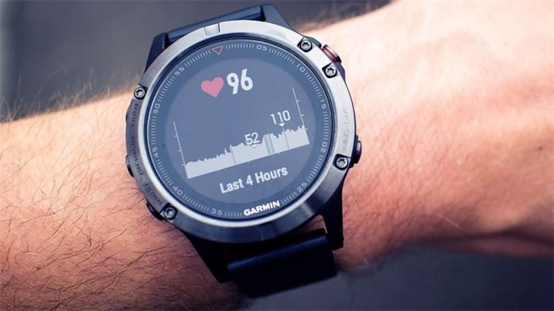 Garmin Forerunner 965 v&agrave; Garmin Fenix 7 đều c&oacute; t&iacute;nh năng gi&uacute;p chăm s&oacute;c sức khỏe dễ d&agrave;ng