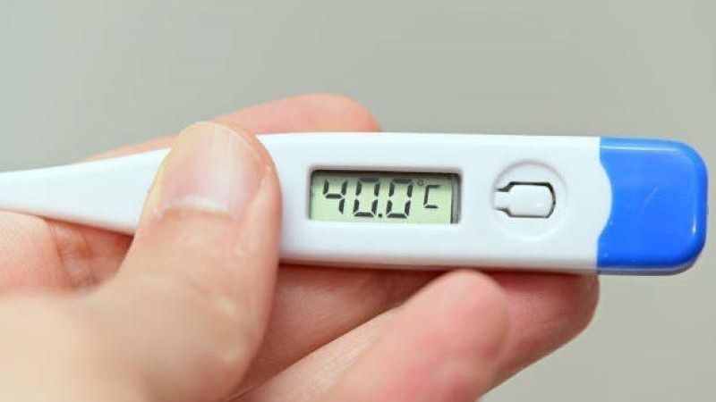 Đau lưng có thể kèm theo sốt