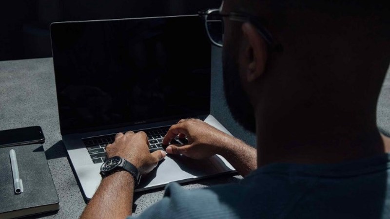 Tắt laptop và ngắt kết nối nguồn điện Tắt laptop và ngắt kết nối nguồn điện để ngăn tình trạng chập điện
