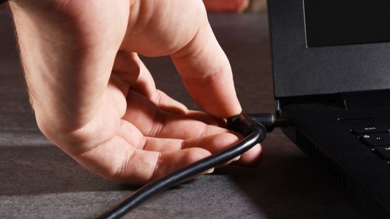 Rút hết các thiết bị đang được kết nối với laptop và tránh xa chất lỏng Rút hết các thiết bị đang được kết nối với laptop và tránh xa chất lỏng