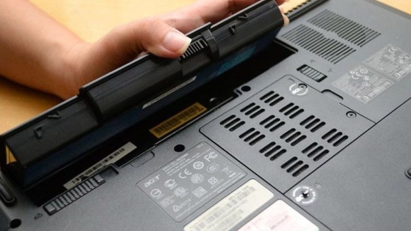 Cần xem xét kỹ kết cấu của máy trước khi tháo pin Cần xem xét kỹ kết cấu của máy trước khi tháo pin