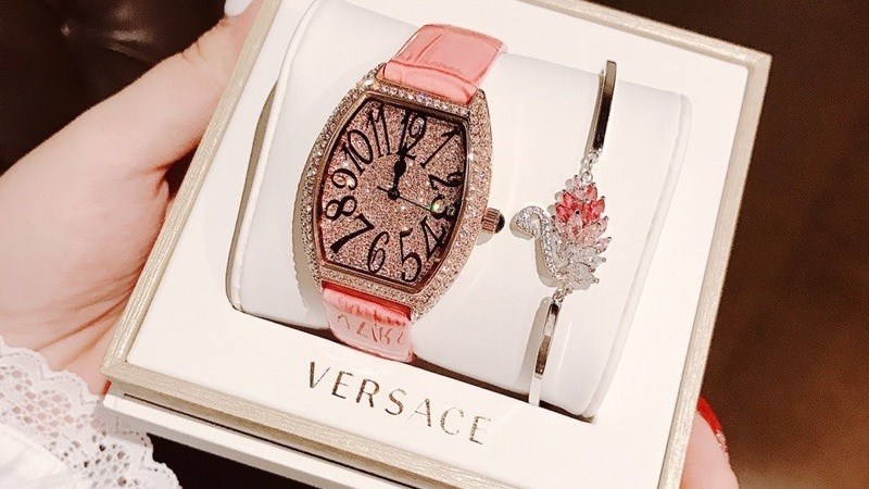 Đồng hồ đ&iacute;nh đ&aacute; Swarovski dao động trong mức từ 3.000.000 đồng trở l&ecirc;n