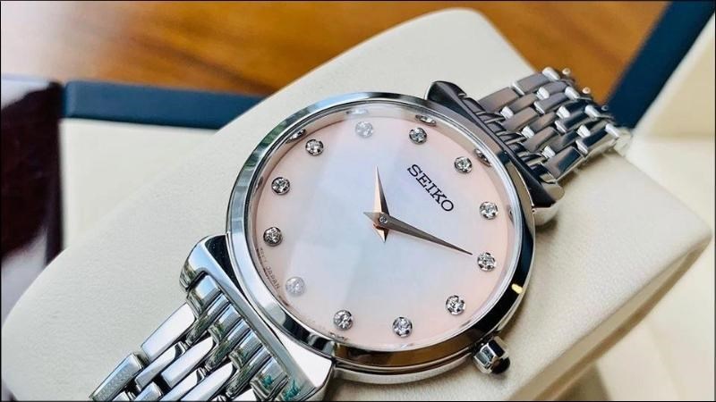 Kiểm tra d&acirc;y đeo để chắc chắn về độ cứng c&aacute;p, chất lượng 