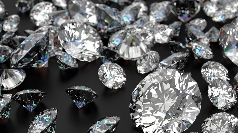 Đ&aacute; Swarovski v&agrave; pha l&ecirc; Swarovski c&oacute; nhiều n&eacute;t tương đồng 