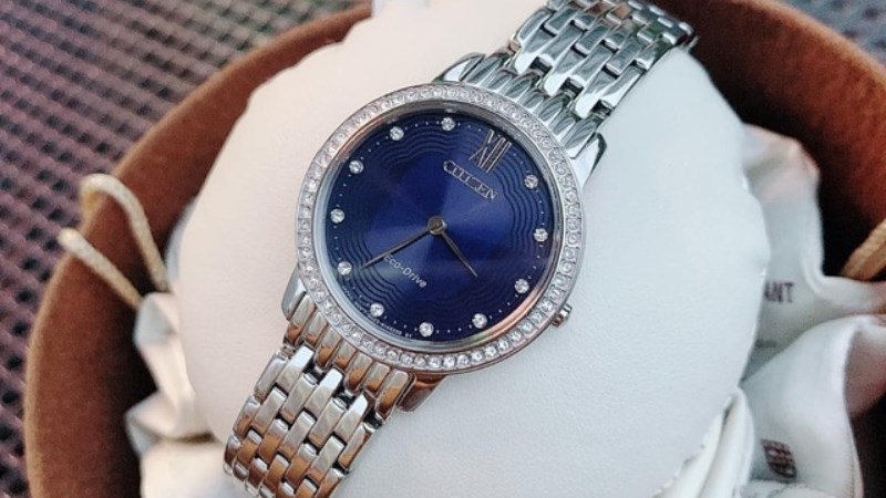 Cần xem x&eacute;t mặt đồng hồ nhằm đảm bảo m&aacute;y kh&ocirc;ng bị trầy xước