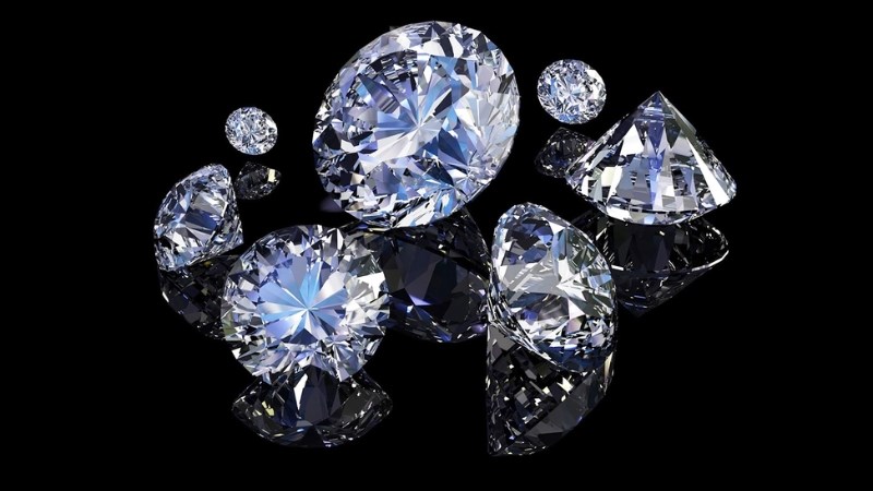 Đ&aacute; Swarovski v&agrave; đ&aacute; Moissanite đều tạo ra những chiếc đồng hồ tuyệt đẹp