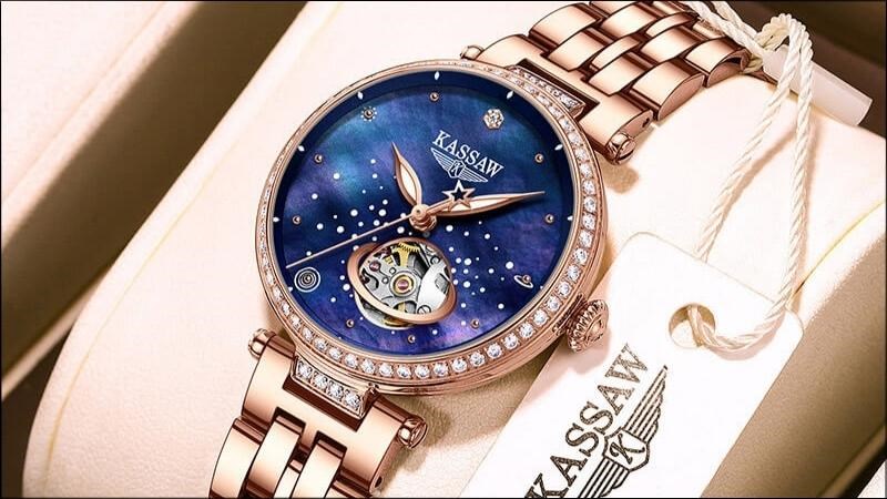 Khung viền được trang trí đính đá rất lấp lánh tạo sự sang trọng khi đeo Khung viền được trang trí đính đá rất lấp lánh tạo sự sang trọng khi đeo