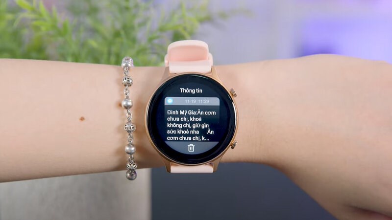 Bạn c&oacute; thể dễ d&agrave;ng kết nối đồng hồ với điện thoại của m&igrave;nh