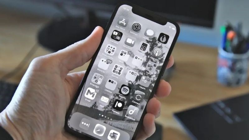 Khi bật chế độ n&agrave;y th&igrave; to&agrave;n bộ m&agrave;n h&igrave;nh sẽ chuyển sang m&agrave;u x&aacute;m