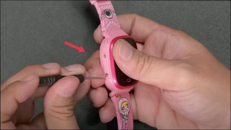 Đóng nắp sim lại và dùng cây vít để cố định ốc