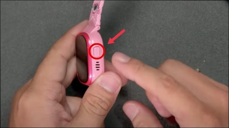 Tắt nguồn đồng hồ khoảng 5 phút để máy nhận sim
