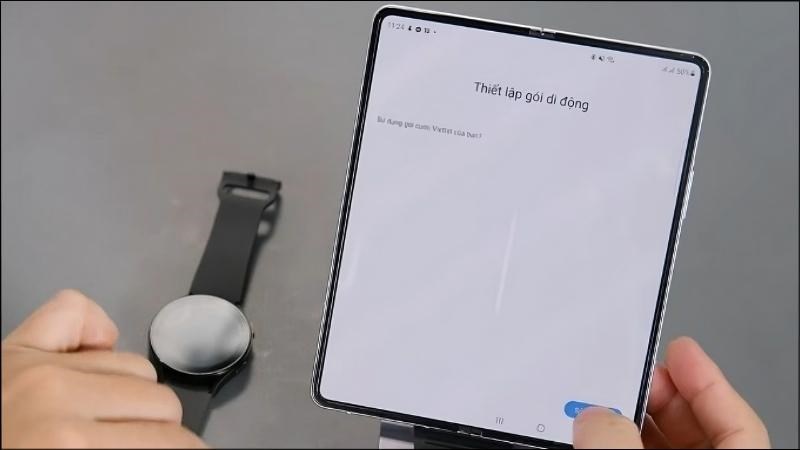 Chọn Sử dụng mã để tiến hành quét mã QR Code nhằm kích hoạt eSim