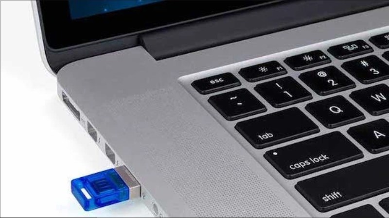 Tắt nguồn v&agrave; cắm USB c&oacute; t&iacute;ch hợp v&agrave;o m&aacute;y