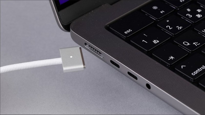 Ngắt tất cả nguồn điện v&agrave; kết nối với củ sạc MagSafe