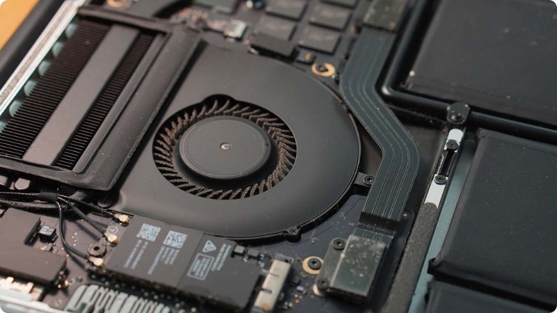 Quạt tản nhiệt kh&ocirc;ng hoạt động khiến cho nhiệt độ m&aacute;y tăng khiến cho m&aacute;y bị tắt đột ngột