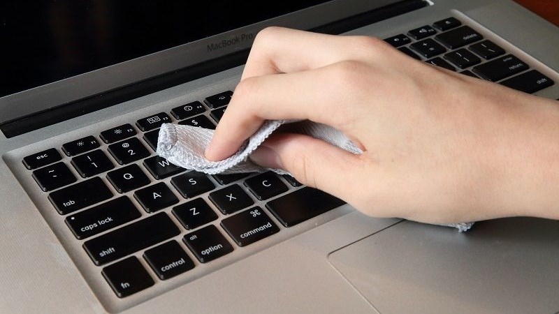 Vệ sinh m&aacute;y thường xuy&ecirc;n gi&uacute;p đảm bảo hiệu suất hoạt động của m&aacute;y