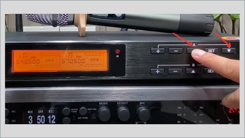 Sử dụng ph&iacute;m L&Ecirc;N hoặc XUỐNG để điều chỉnh tần số micro 
