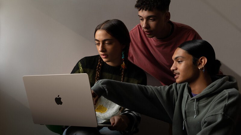 Apple đ&atilde; bổ sung th&ecirc;m phi&ecirc;n bản m&agrave;n h&igrave;nh lớn cho d&ograve;ng Macbook Air