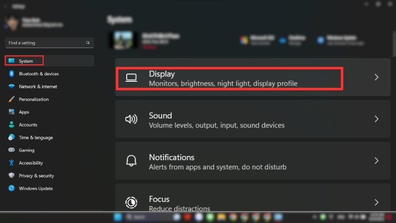 Mở Menu Start, sau đ&oacute; chọn Settings, v&agrave;o System v&agrave; tiếp tục chọn Display