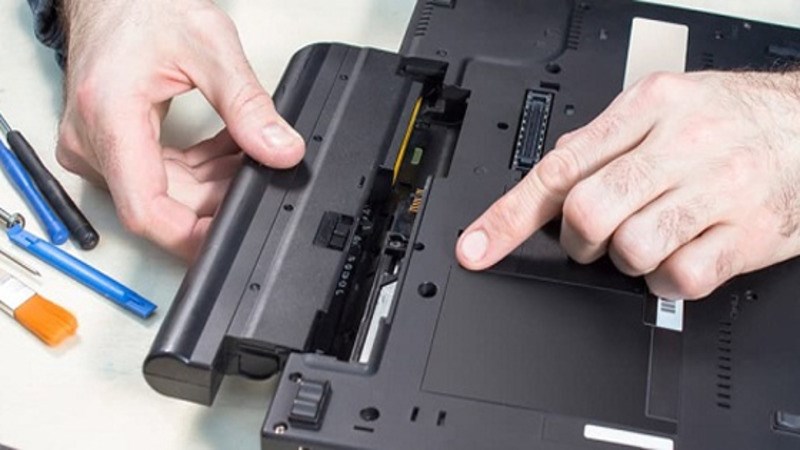 Nếu đang sử dụng laptop hay thử th&aacute;o pin ra