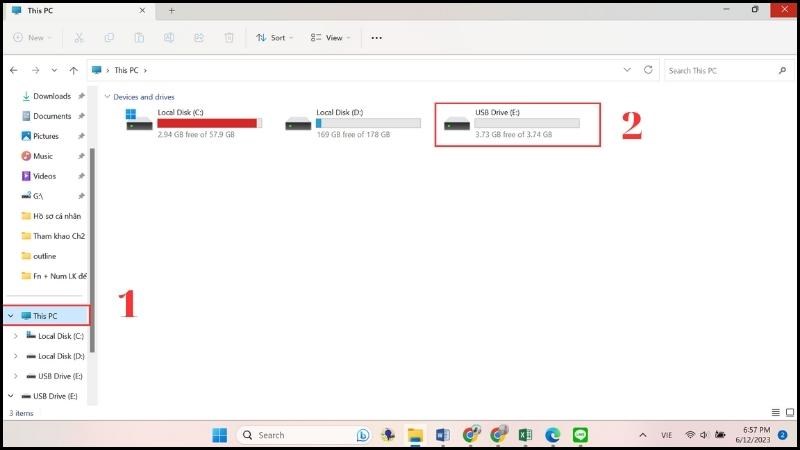 Click mở This PC và click chọn USB drive