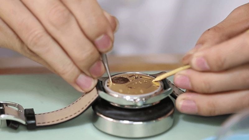 H&atilde;y thay pin cho đồng hồ khi c&oacute; c&aacute;c biểu hiện bất thường