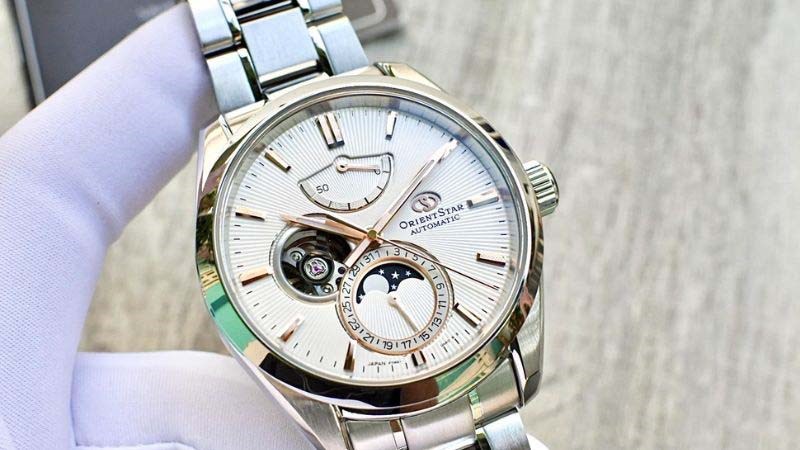 Đồng hồ trăng sao tiện lợi v&agrave; dễ sử dụng